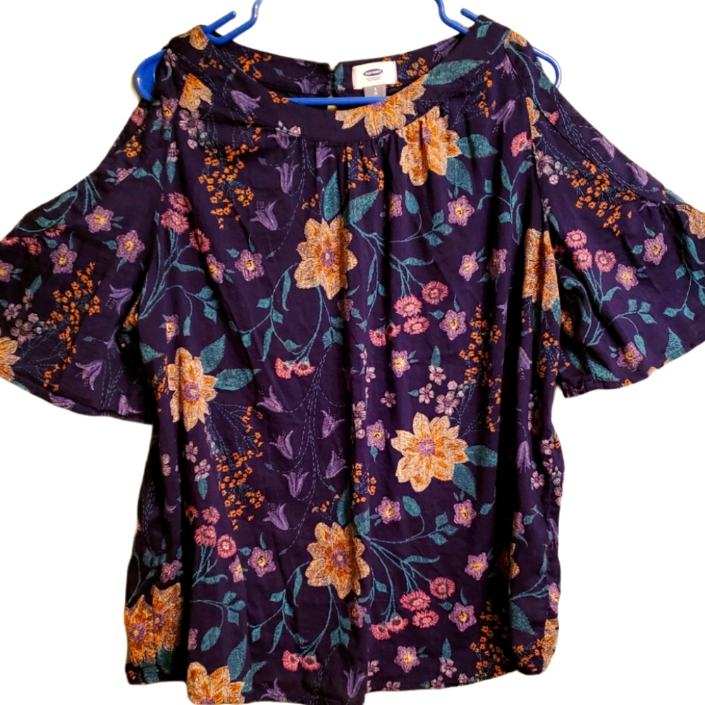 Old Navy floral print cold shoulder blouse. Size large